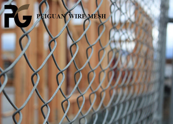 囲う歪んだワイヤー建築現場6フィートの金属のチェーン・リンクの囲うこと